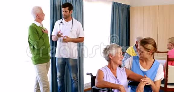 医生和护士与老年人互动视频的预览图