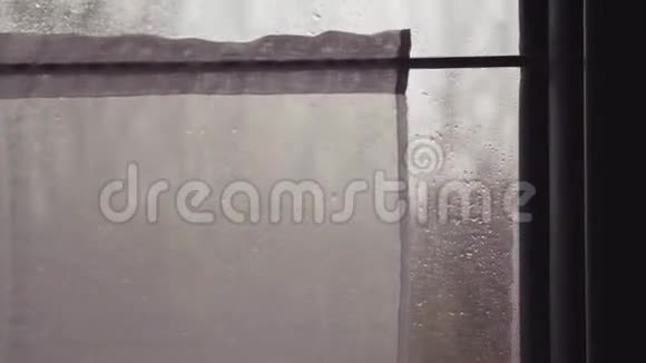 概念教练火车旅程旅行火车底景雨滴在火车车窗上秋天的忧伤视频的预览图
