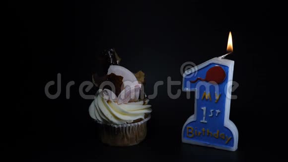 生日会盛宴庆祝理念一个蛋糕和一支黑色蜡烛一周年纪念日蜡烛在燃烧视频的预览图