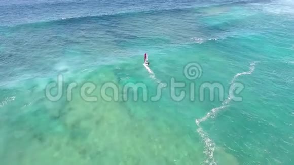 4k无人驾驶飞机在平静的绿松石蓝色海水和夏威夷海景中滑行的专业风向标视频的预览图