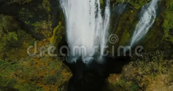 冰岛美丽的Gljufrabui瀑布的俯视图直升机飞过水流从悬崖上坠落视频的预览图