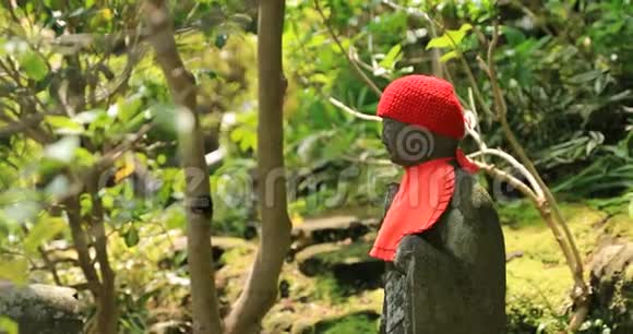 日本在镰仓霍库吉传统花园的雕像视频的预览图