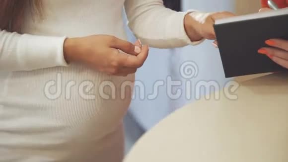 医生入院的孕妇视频的预览图