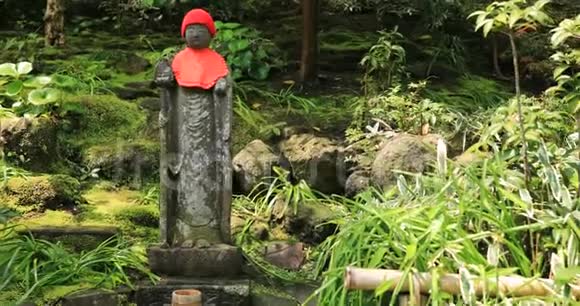 日本在镰仓霍库吉传统花园的雕像视频的预览图
