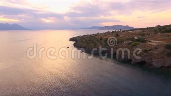 日落于地中海空湾希腊岛附近水面在阳光下闪耀视频的预览图