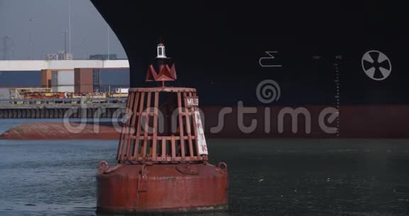 南安普敦码头的集装箱船04视频的预览图