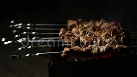 烧烤煤上的女性烹饪肉串视频的预览图