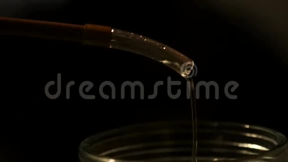 化学实验室仪器生产烈性酒视频的预览图