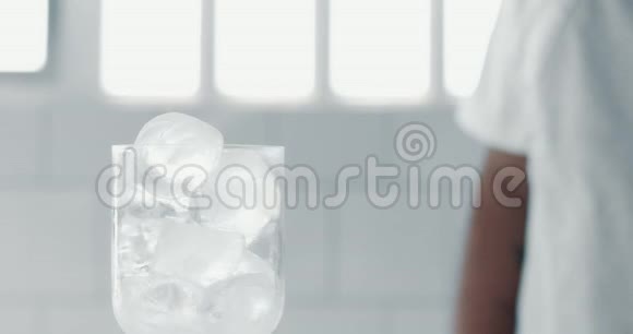 蓝色柠檬水倒在玻璃杯里里面有冰块视频的预览图