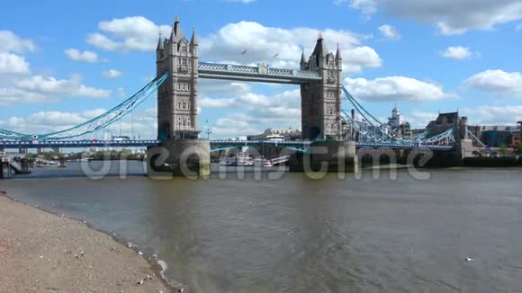 英国伦敦泰晤士河对岸的塔桥全景视频的预览图
