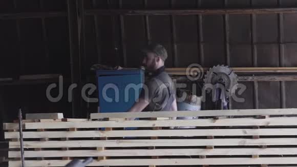 工人把木板放在栏杆上视频的预览图