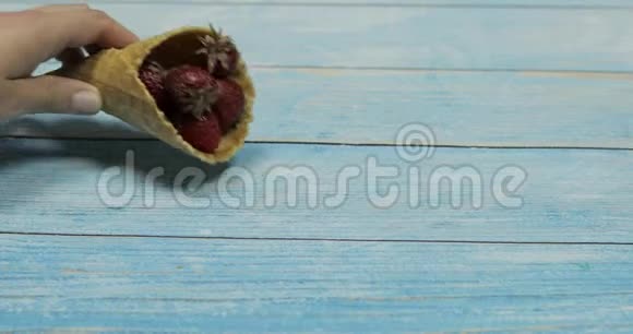 浆果冰淇淋蓝色木制背景华夫饼中的草莓浆果视频的预览图