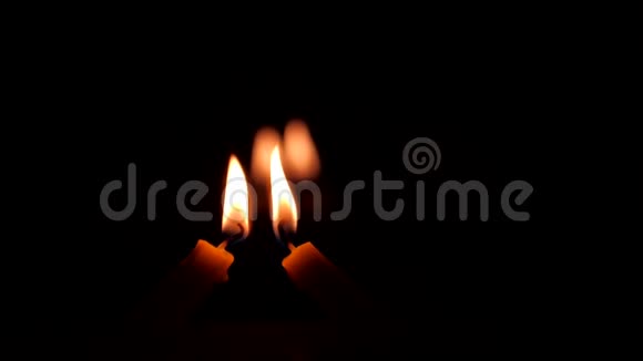 黑色背景上的两个蜡烛火焰视频的预览图