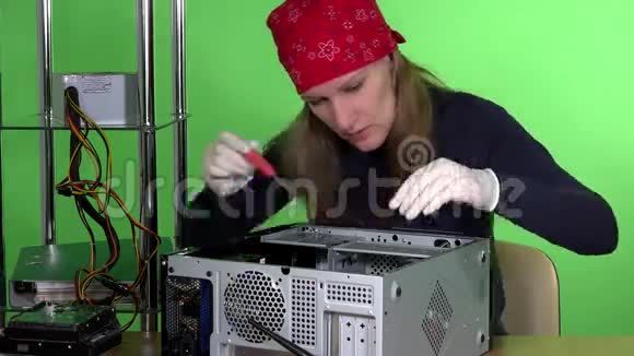 熟练的女孩与头巾修理桌面PC计算机维修服务视频的预览图