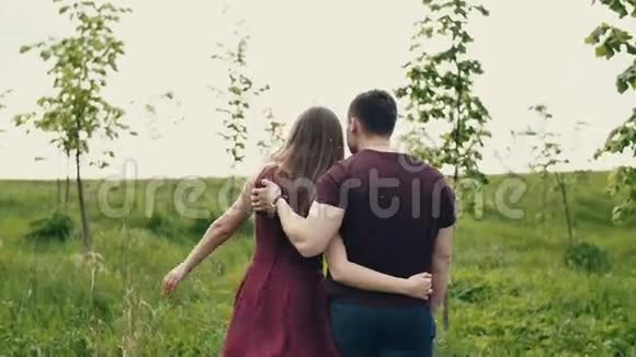 在花园里散步的情侣的背景拥抱情人享受自然慢莫稳定射击视频的预览图