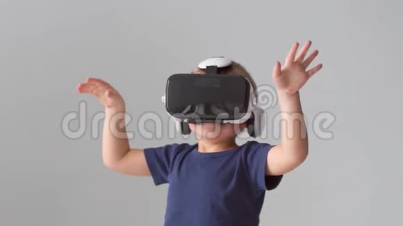 虚拟现实耳机中快乐男孩的肖像有魅力的孩子在家里用vr护目镜娱乐技术视频的预览图