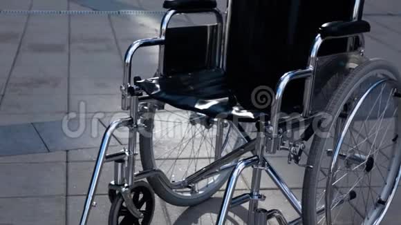 在现代建筑附近滚动的无效轮椅视频的预览图