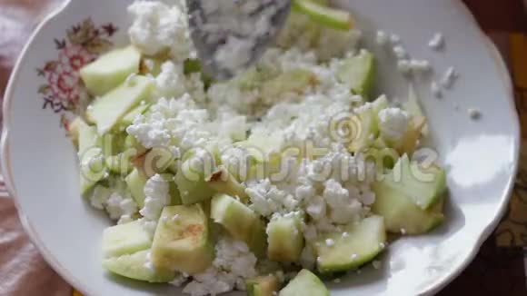 小屋奶酪和盘子里的绿苹果健康食品时间流逝视频的预览图