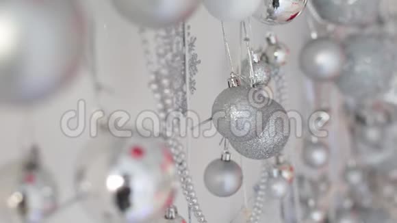 圣诞装饰品用花环和球装饰视频的预览图