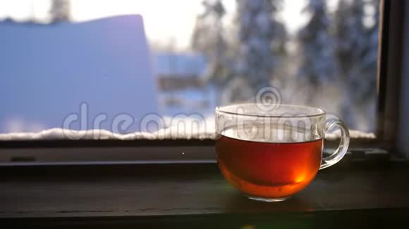冬天寒冷的一天早上喝一杯热茶视频的预览图