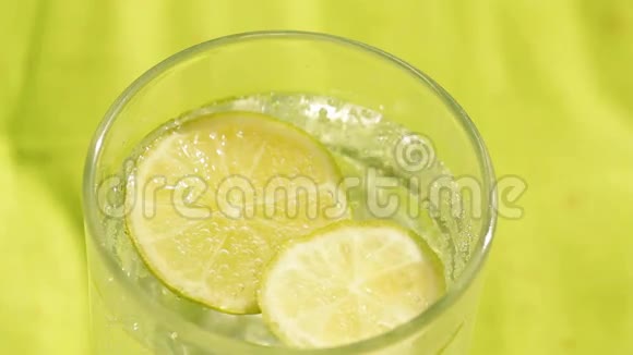 泡水和柠檬视频的预览图