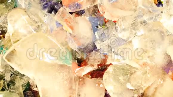 融化的冰开闪闪发光的天然宝石宝藏视频的预览图