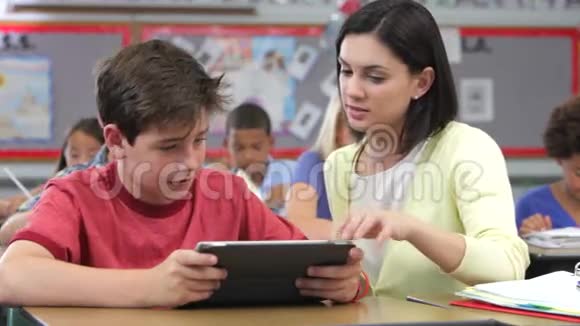 教师和学生在课堂上使用数字平板视频的预览图