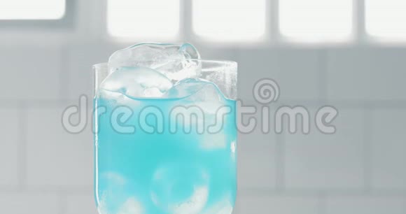 带冰块的滚杯亮蓝色鸡尾酒视频的预览图
