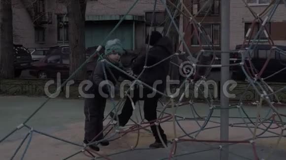 儿童绳网攀爬活动视频的预览图