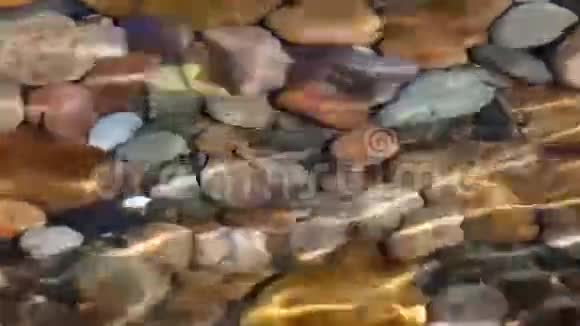彩色石头在水下视频的预览图