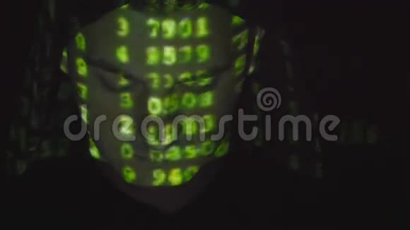 用二进制码投影特写黑客男性面孔在愤怒的敌对者身上投射的源代码视频的预览图