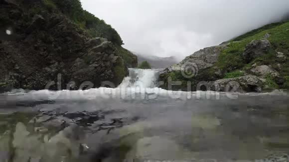 山河上的小瀑布视频的预览图