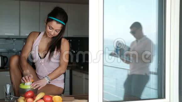 一个女人正在水果厨房为她的男人准备早餐视频的预览图