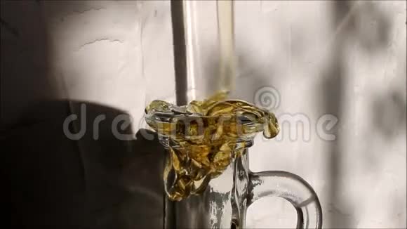 蜂蜜倒入瓶颈视频的预览图