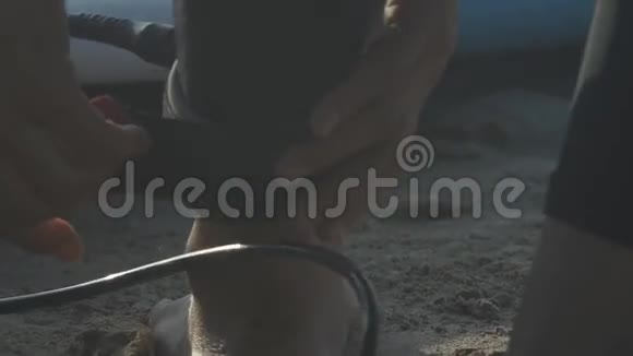 爱好和度假靠近冲浪者在沙滩上的脚视频的预览图