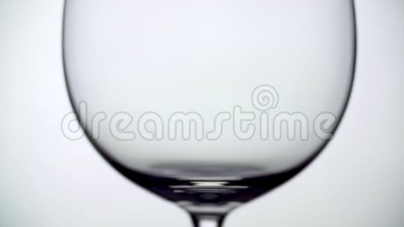 红酒杯白色背景下的超级慢镜头视频的预览图