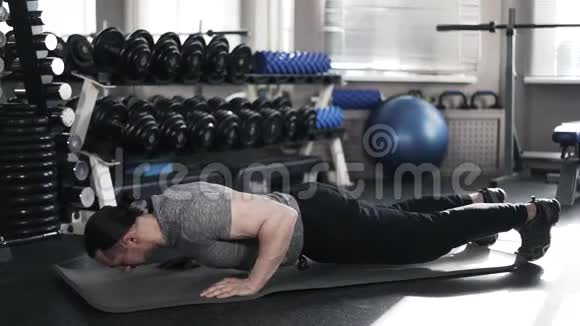 在健身房做俯卧撑的肌肉男视频的预览图