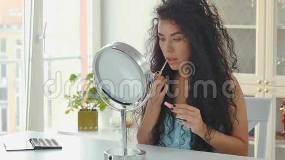女人在镜子前化妆视频的预览图