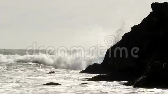 海浪冲击着加利福尼亚的海岬视频的预览图