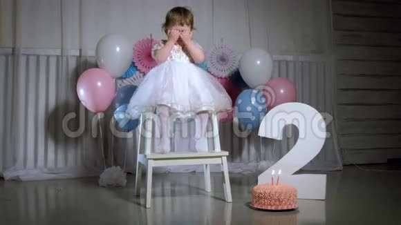 一个小女孩在哭生日蛋糕2号视频的预览图