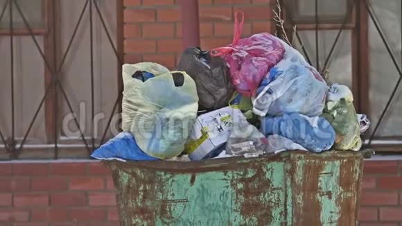 旧铁垃圾桶堵塞满垃圾桶垃圾污染很多视频的预览图