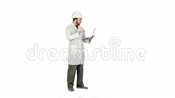 建筑工程师视频会议与笔记本电脑在白色背景视频的预览图