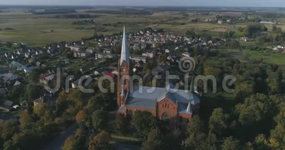 空中飞行顺利的兴趣点无人机射击圣约翰教堂的拉米加拉在立陶宛初秋的城市全景4k视频的预览图