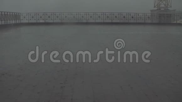在莫斯科下雨路面上的水滴破了视频的预览图