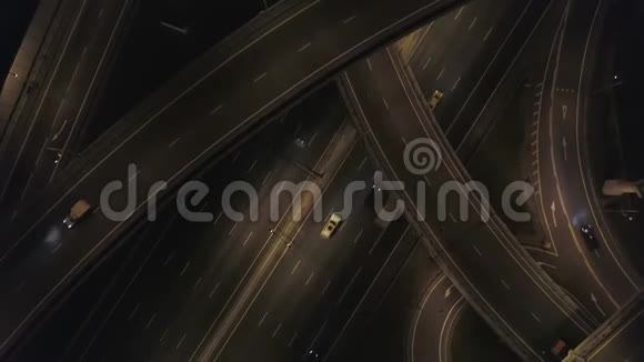 高速公路交汇处夜间道路交通4飞机视频的预览图
