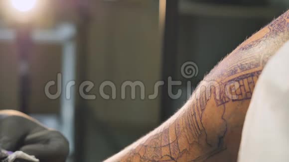 纹身师在纹身沙龙做纹身视频的预览图