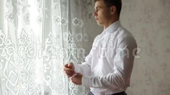 男人扣着一件白色衬衫视频的预览图