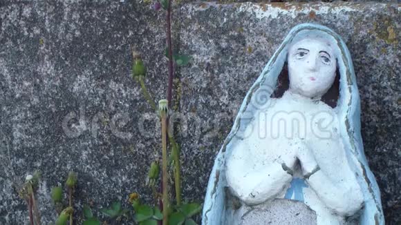圣母像在罗马天主教会墙上的背景视频的预览图