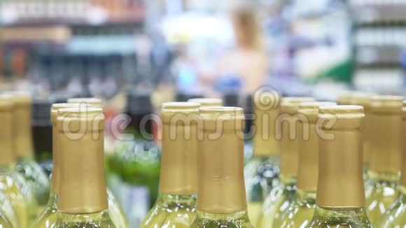 在锋利的酒精瓶里一家超市酒精系的模糊背景视频的预览图