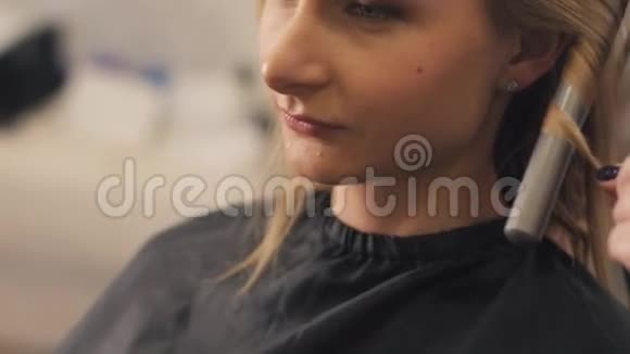 在美容院化妆师化妆理发师发型模特视频的预览图